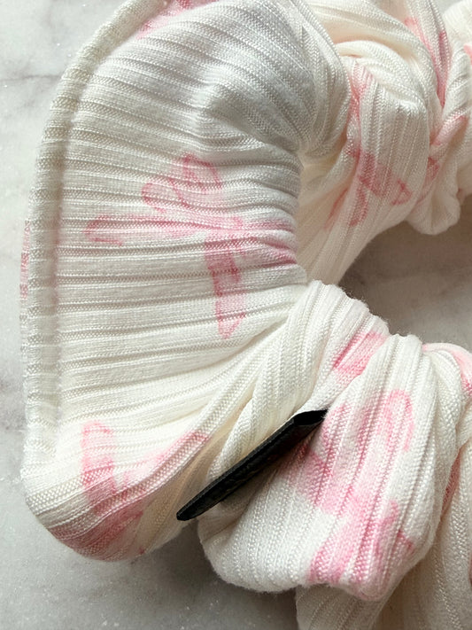 Paula.| a rib knit white jersey scrunchie with a pink bow print